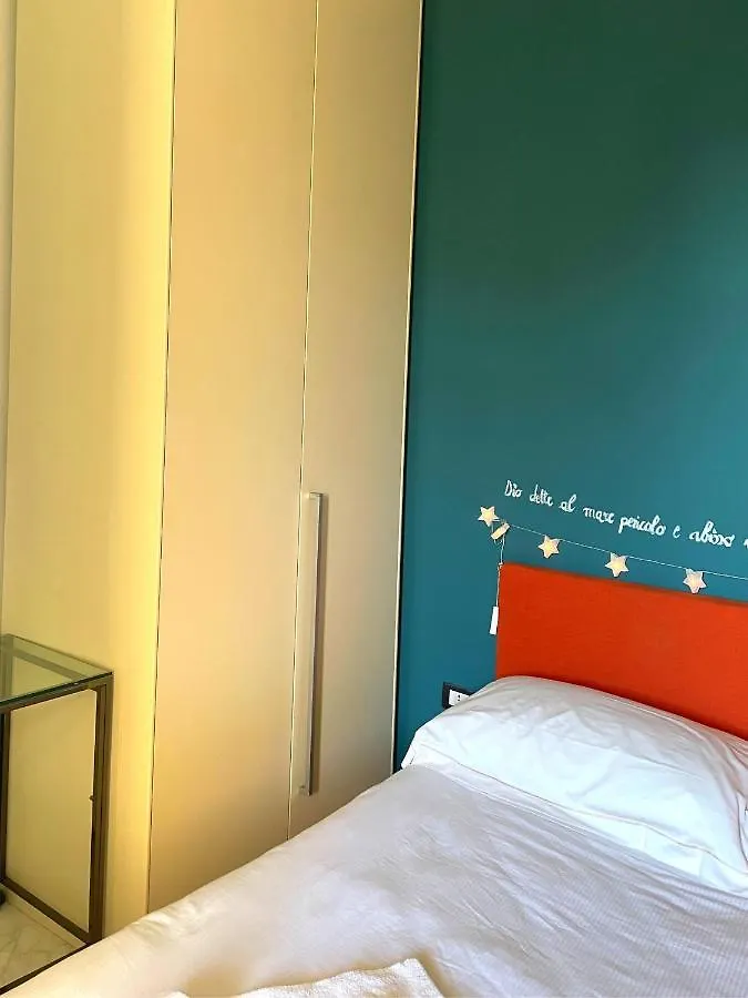Spaziosa camera con letto alla francese e balcone a 500 mt dal mare Marina Di Carrara Italia