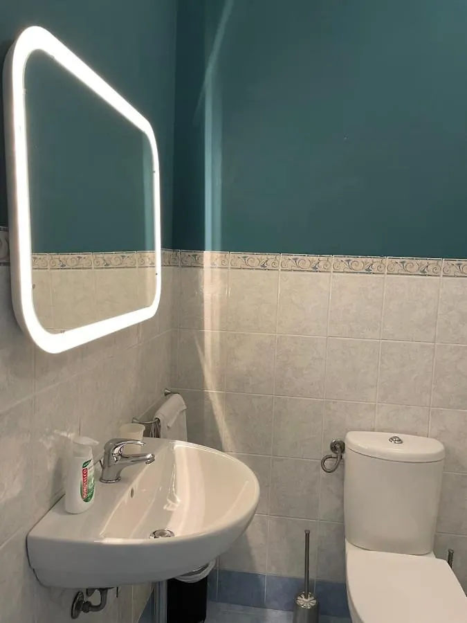 Spaziosa camera con letto alla francese e balcone a 500 mt dal mare Marina Di Carrara