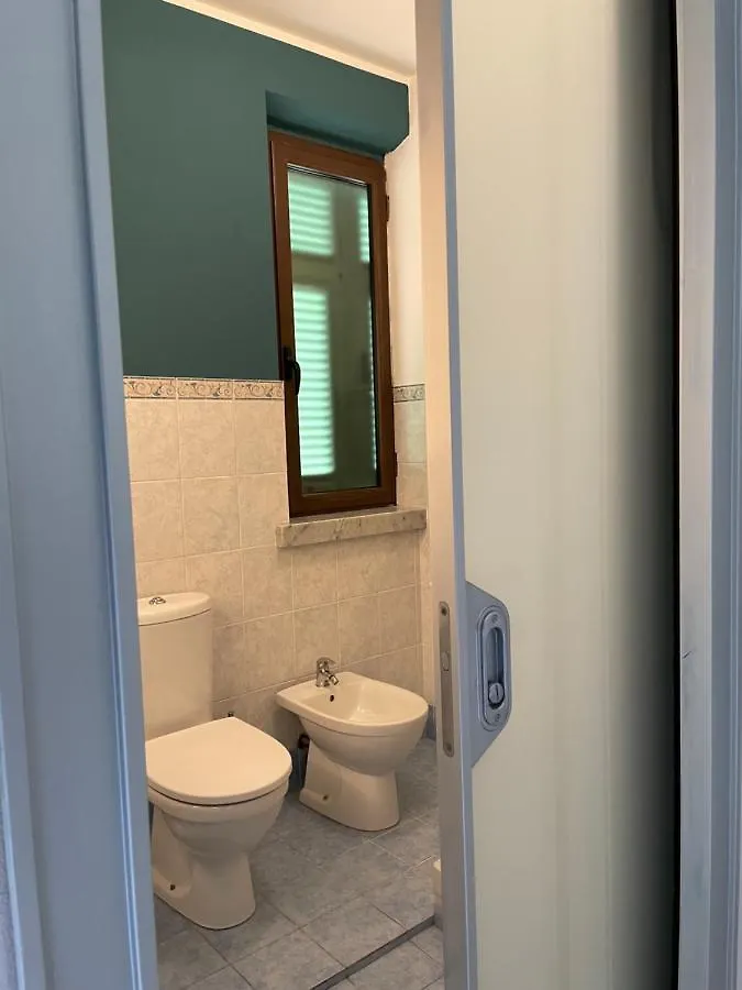 Affittacamere Spaziosa camera con letto alla francese e balcone a 500 mt dal mare Marina Di Carrara Italia
