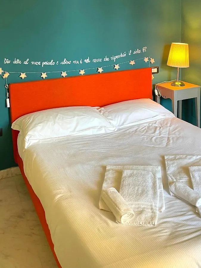 Spaziosa camera con letto alla francese e balcone a 500 mt dal mare Marina Di Carrara