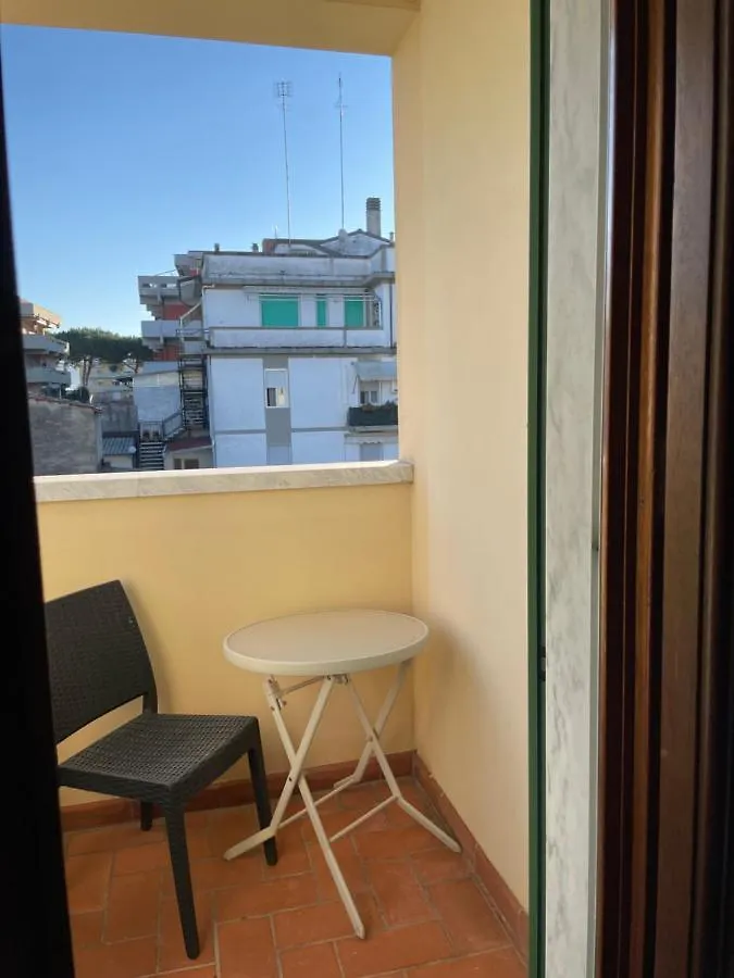 Spaziosa camera con letto alla francese e balcone a 500 mt dal mare Marina Di Carrara Affittacamere